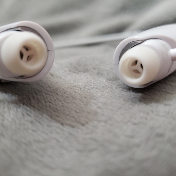 Travelocity Bluetooth Stereo Earbuds White Like New with Box - Picture 9 of 12